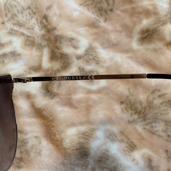 ❌SOLD❌Guess Sunglasess - Picture 4 of 5
